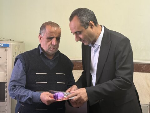 تجلیل مدیرکل و معاون توانبخشی بهزیستی از کارمندان دارای معلولیت 