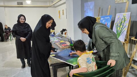 نمایشگاه آثار هنری معلولین و سالمندان در قزوین برگزار شد