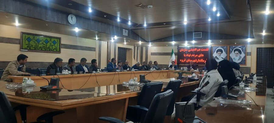 نشست هم‌اندیشی سمن‌ها و مؤسسات خیریه با محوریت ارتقای سلامت اجتماعی در قروه برگزار شد