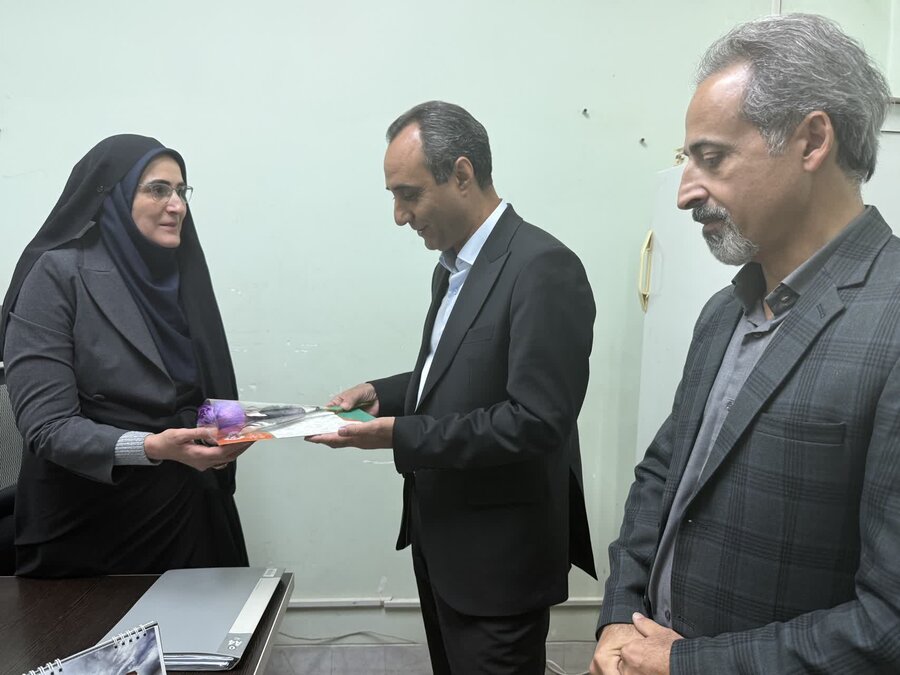تجلیل مدیرکل و معاون توانبخشی بهزیستی از کارمندان دارای معلولیت 