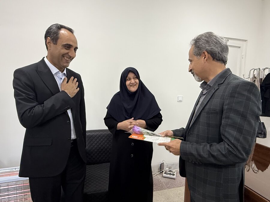 تجلیل مدیرکل و معاون توانبخشی بهزیستی از کارمندان دارای معلولیت 