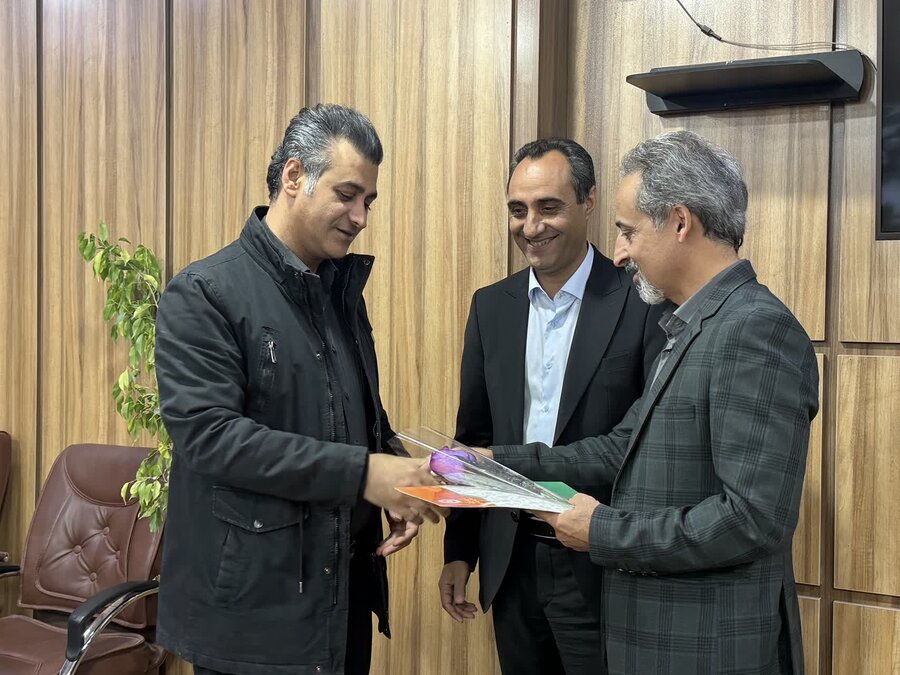 تجلیل مدیرکل و معاون توانبخشی بهزیستی از کارمندان دارای معلولیت 