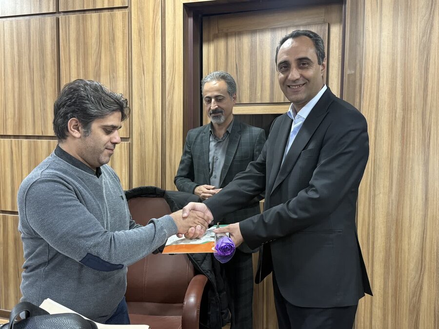 تجلیل مدیرکل و معاون توانبخشی بهزیستی از کارمندان دارای معلولیت 