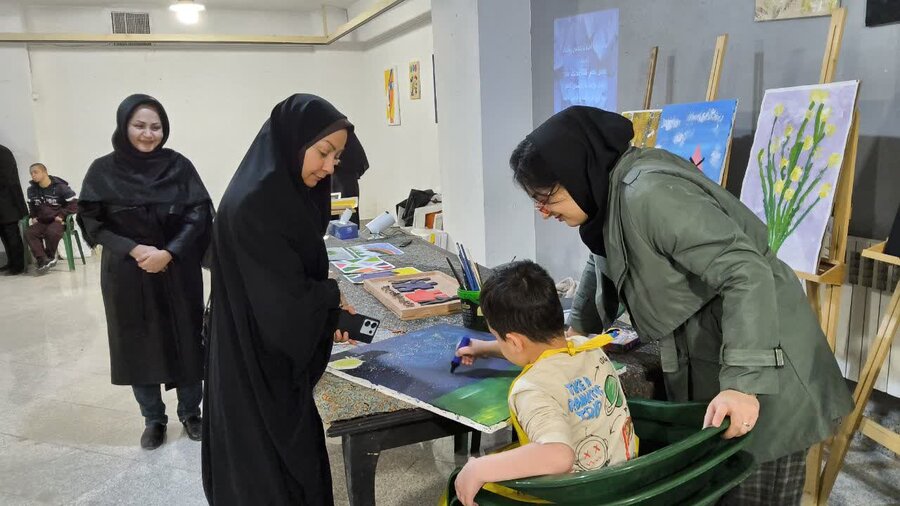 نمایشگاه آثار هنری معلولین و سالمندان در قزوین برگزار شد