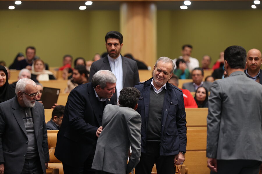 طلوعی متفاوت در سالن اجلاس/ از "تو نمی‌توانی" تا تقدیم کتاب به رئیس‌جمهور