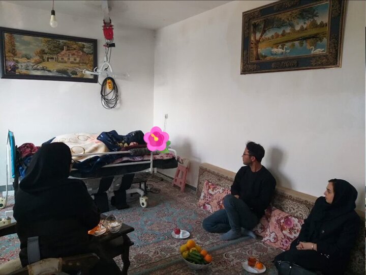 بازدید و دلجویی رئیس بهزیستی رزن از بیمار ضایعه نخاعی در هفته گرامیداشت افراد دارای معلولیت