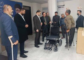 اهدای دو دستگاه ویلچر برقی به توانخواهان اشنویه توسط فرماندار و رئیس بهزیستی