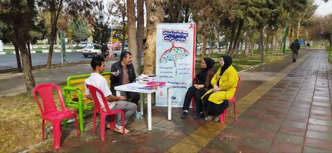 ساوجبلاغ | استقرار میز خدمت مؤسسه کاهش آسیب مهرافروزان در محله ولیعصر هشتگرد به مناسبت هفته ایدز