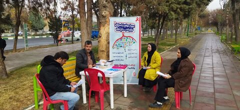 استقرار میز خدمت مؤسسه کاهش آسیب مهرافروزان در محله ولیعصر هشتگرد به مناسبت هفته ایدز