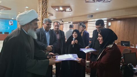 تقدیر از کارمندان دارای معلولیت اداره بهزیستی ساوجبلاغ به مناسبت هفته افراد دارای معلولیت