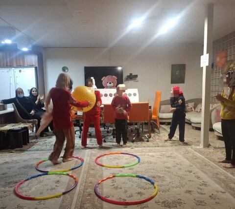 فرزندان مقیم در خانه های بهزیستی با نقاشی و بازی لحظاتی شاد و خلاقانه را تجربه کردند