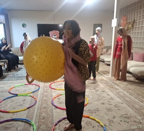 فرزندان مقیم در خانه های بهزیستی با نقاشی و بازی لحظاتی شاد و خلاقانه را تجربه کردند