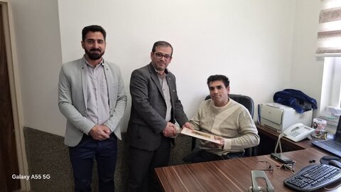 قدردانی از زحمات همکار معلول نمونه فرمانداری فامنین