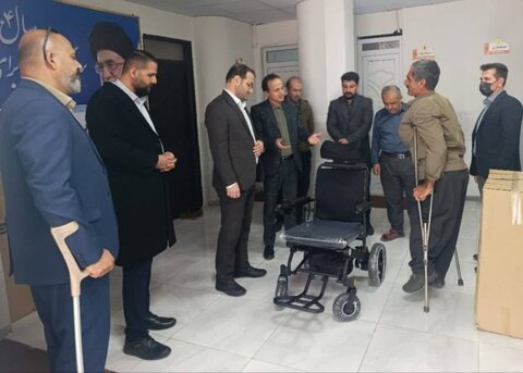 اهدای دو دستگاه ویلچر برقی به توانخواهان اشنویه توسط فرماندار و رئیس بهزیستی