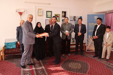 حضور معاون سیاسی استاندار و مدیرکل بهزیستی در منازل دو توانخواه موفق اردبیلی