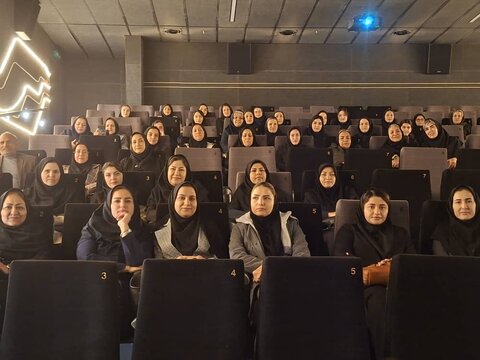 تماشای جمعی فیلم «بچه‌ی مردم» توسط مسئولین فنی خانه‌های کودک و نوجوان فارس در شیراز