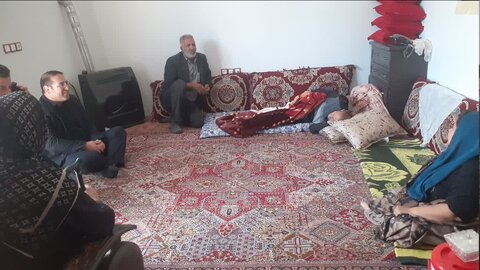 بازدید فرماندار فامنین از یک توان‌خواه جسمی‌حرکتی به مناسبت روز جهانی معلولین