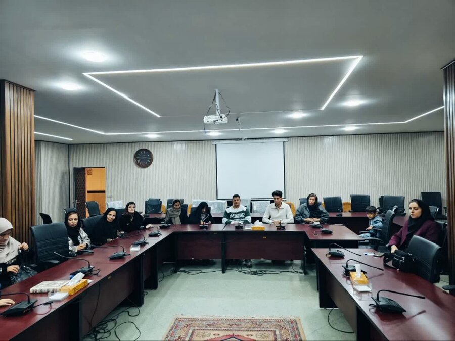 نشست صمیمانه جمعی از افراد دارای معلولیت موفق با فرماندار نظرآباد