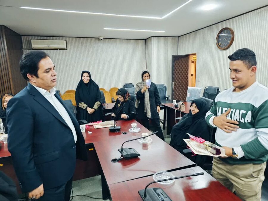 نشست صمیمانه جمعی از افراد دارای معلولیت موفق با فرماندار نظرآباد