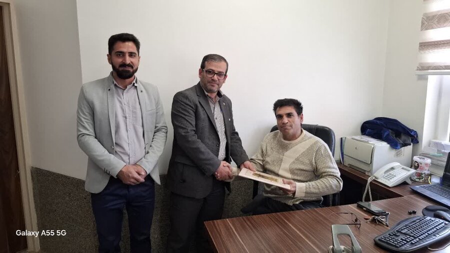قدردانی از زحمات همکار معلول نمونه فرمانداری فامنین