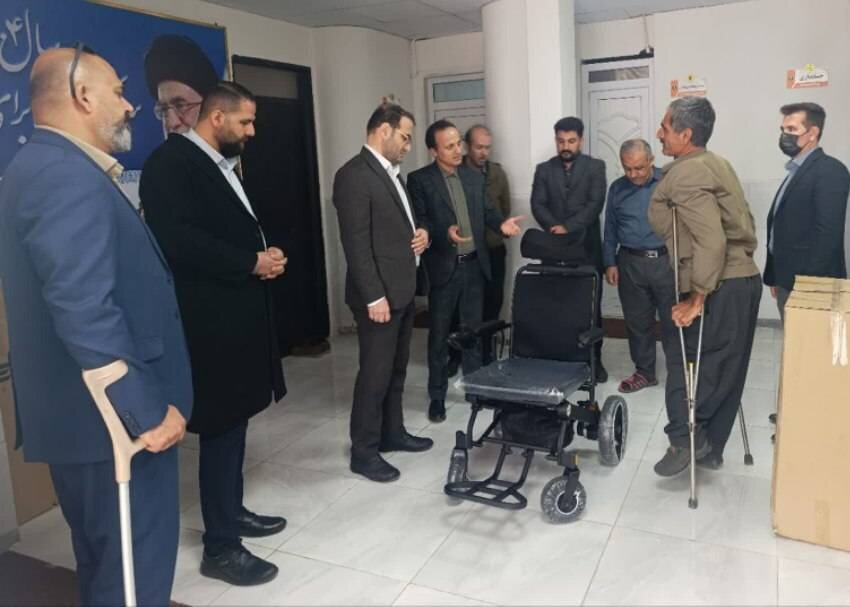 اهدای دو دستگاه ویلچر برقی به توانخواهان اشنویه توسط فرماندار و رئیس بهزیستی