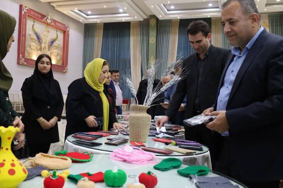 بازدید فرماندار و مسئولین شهرستان پیرانشهر از نمایشگاه دستاوردها و صنایع‌دستی مددجویان بهزیستی