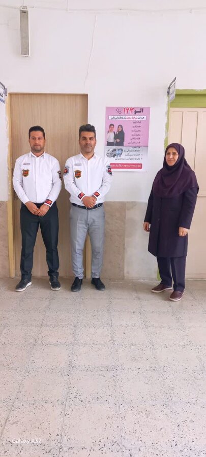 نصب پوسترهای اورژانس اجتماعی در مدارس مناطق حاشیه‌ای مریوان
