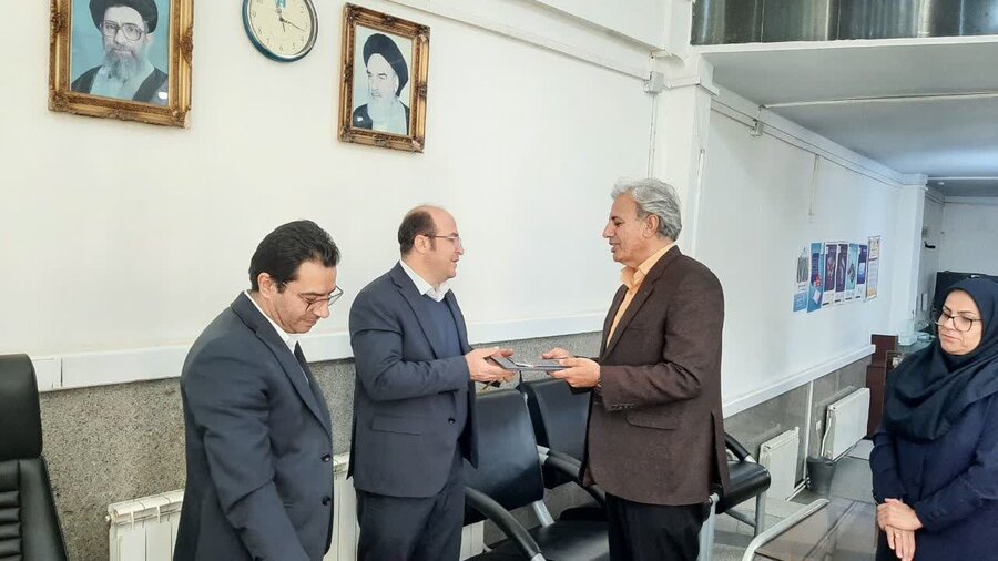 اهدای تقدیرنامه به رؤسای بانکهای عامل تسهیلات بهزیستی در قروه