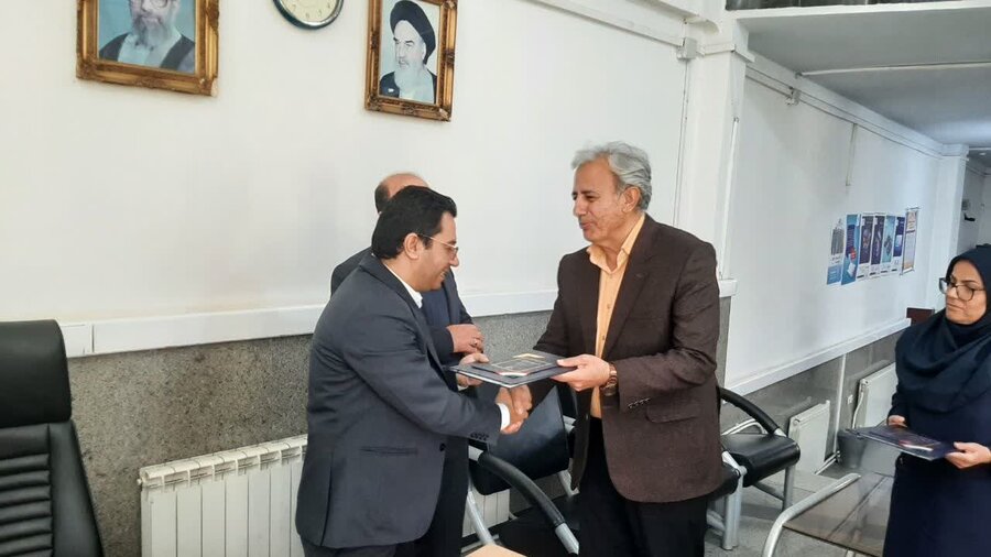 اهدای تقدیرنامه به رؤسای بانکهای عامل تسهیلات بهزیستی در قروه