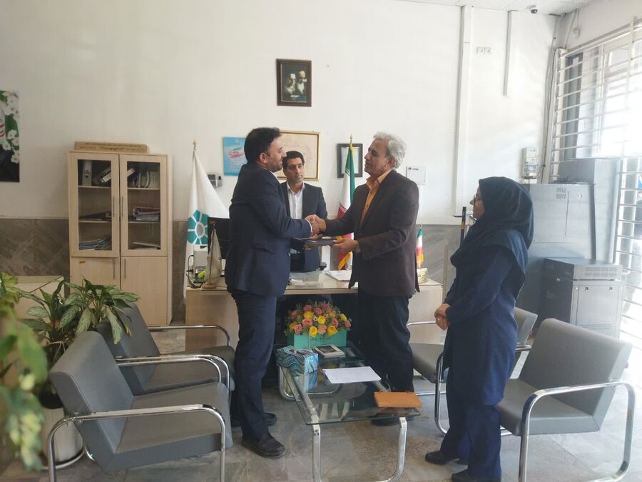 اهدای تقدیرنامه به رؤسای بانکهای عامل تسهیلات بهزیستی در قروه