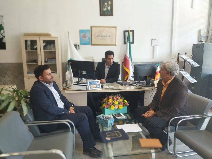 اهدای تقدیرنامه به رؤسای بانکهای عامل تسهیلات بهزیستی در قروه