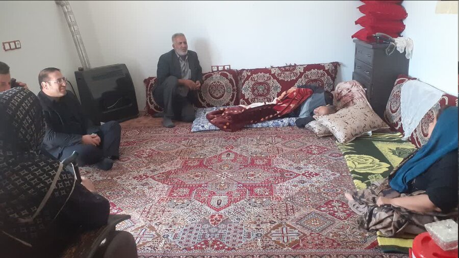 بازدید فرماندار فامنین از یک توان‌خواه جسمی‌حرکتی به مناسبت روز جهانی معلولین