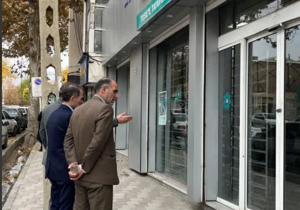 بازدید کمیته فنی مناسب‌سازی شهرستان اسدآباد از بانک‌ها و دفاتر پیشخوان به مناسبت هفته گرامی داشت معلولین
