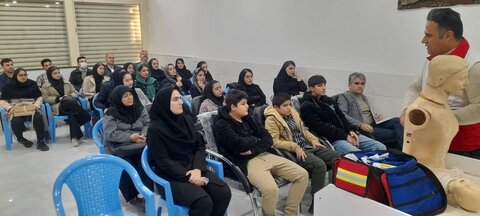 کارگاه آموزشی کمک‌های اولیه ویژه مربیان و مددکاران مراکز مثبت به مناسبت هفته معلولان برگزار شد