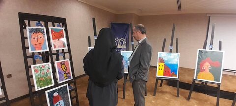 بازدید معاون توانبخشی بهزیستی آذربایجان‌غربی از نمایشگاه نقاشی توانخواهان مرکز شمیم گل‌های بهشت