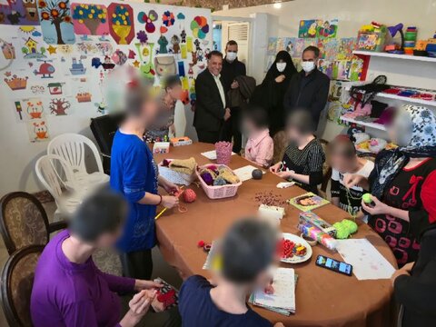 دکتر علیرضا عباسی نماینده مجلس و مدیرکل بهزیستی البرز از مرکز نگهداری از دختران دارای معلولیت ذهنی نسترن بازدید کردند