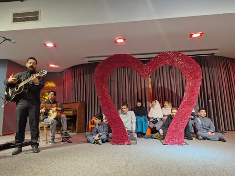 حضور مدیرکل بهزیستی البرز در تئاتر ویژه روز جهانی معلولین /حمایت از توانمندی کودکان دارای ناتوانی