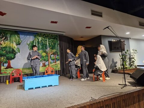 حضور مدیرکل بهزیستی البرز در تئاتر ویژه روز جهانی معلولین /حمایت از توانمندی کودکان دارای ناتوانی