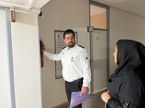 بازدید ایمنی رئیس آتش‌نشانی از اداره بهزیستی شهرستان ساوجبلاغ