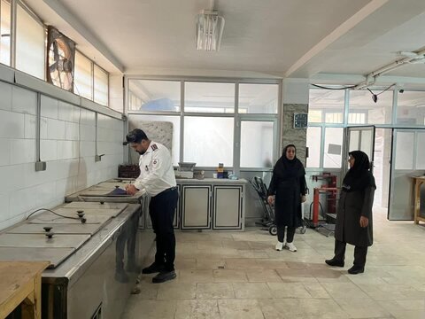 بازدید ایمنی رئیس آتش‌نشانی از اداره بهزیستی شهرستان ساوجبلاغ