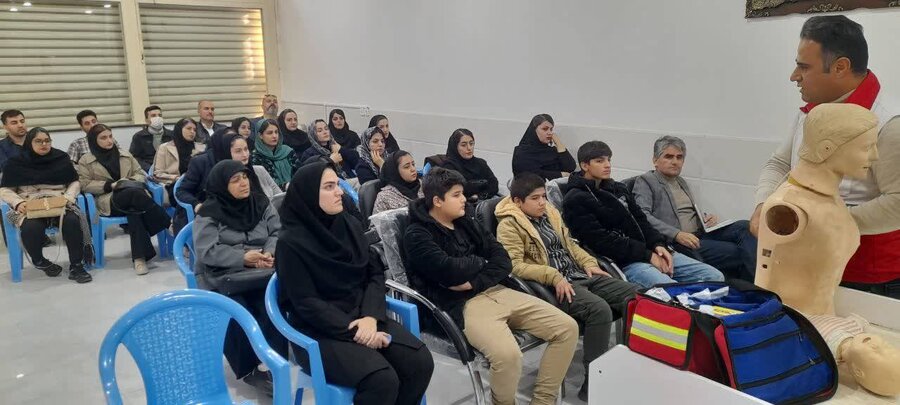 کارگاه آموزشی کمک‌های اولیه ویژه مربیان و مددکاران مراکز مثبت به مناسبت هفته معلولان برگزار شد