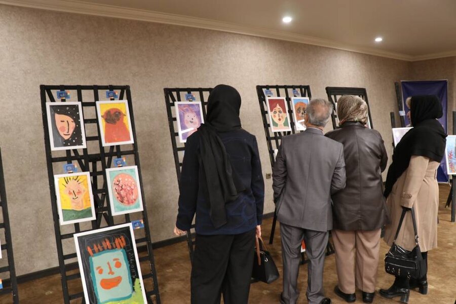 بازدید معاون توانبخشی بهزیستی آذربایجان‌غربی از نمایشگاه نقاشی توانخواهان مرکز شمیم گل‌های بهشت