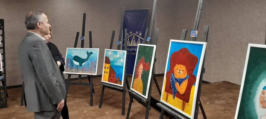 بازدید معاون توانبخشی بهزیستی آذربایجان‌غربی از نمایشگاه نقاشی توانخواهان مرکز شمیم گل‌های بهشت