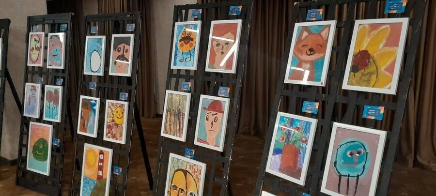 بازدید معاون توانبخشی بهزیستی آذربایجان‌غربی از نمایشگاه نقاشی توانخواهان مرکز شمیم گل‌های بهشت