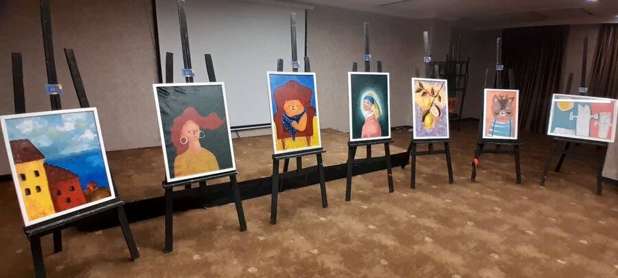 بازدید معاون توانبخشی بهزیستی آذربایجان‌غربی از نمایشگاه نقاشی توانخواهان مرکز شمیم گل‌های بهشت