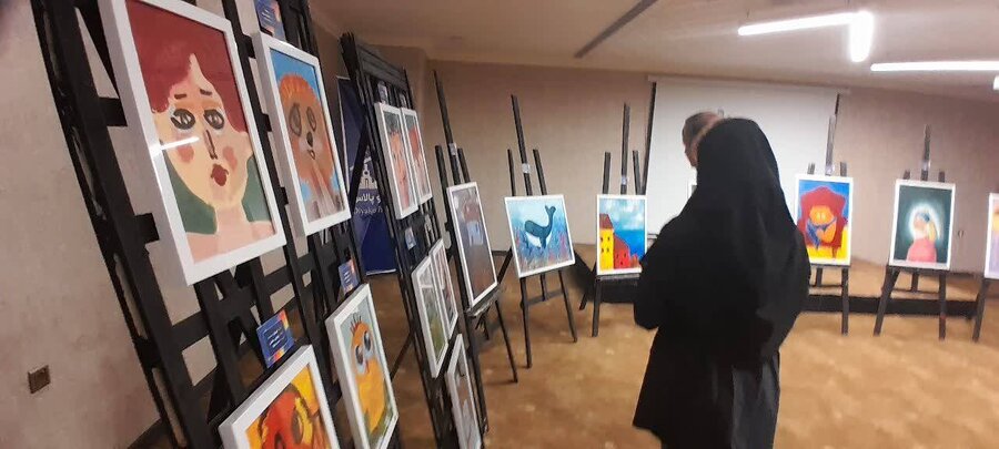 بازدید معاون توانبخشی بهزیستی آذربایجان‌غربی از نمایشگاه نقاشی توانخواهان مرکز شمیم گل‌های بهشت