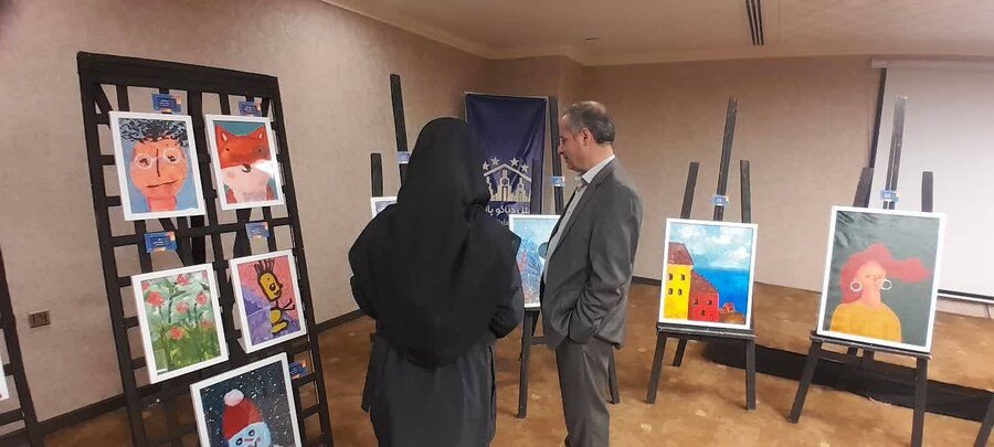 بازدید معاون توانبخشی بهزیستی آذربایجان‌غربی از نمایشگاه نقاشی توانخواهان مرکز شمیم گل‌های بهشت