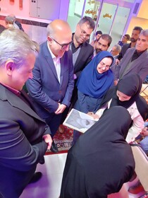 تجلیل از همسر شهید والامقام حسین خزیمه توسط دکتر گازرانی