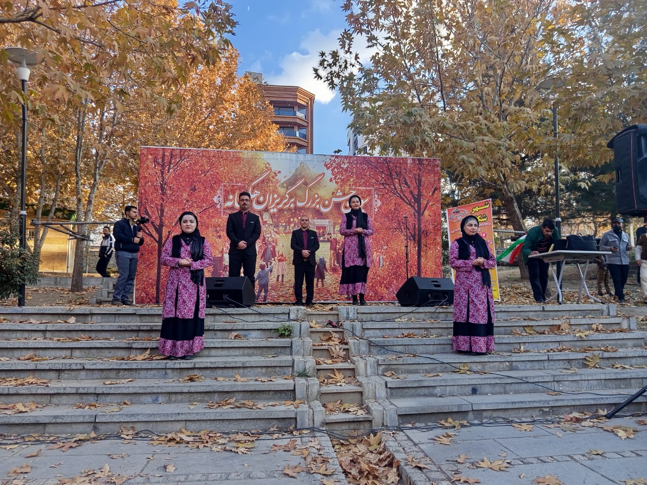 اجرای گروه سرود توانیابان موفق بهزیستی همدان در جشن برگریزان پاییز ۱۴۰۴