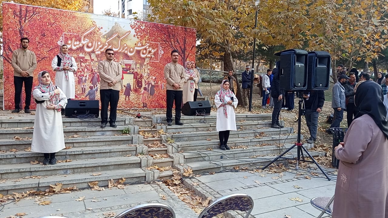 اجرای گروه سرود توانیابان موفق بهزیستی همدان در جشن برگریزان پاییز ۱۴۰۴